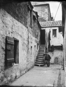 Black and white print from glass plate negative of Brown's Close, Canongate, Edinburgh, (Patrick Geddes Collection, Ref: Coll-1167/B/27/5/22)